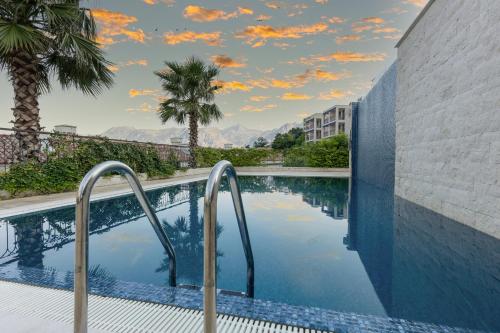 HUMA Kotor Bay Hotel and Villas tesisinde veya buraya yakın yüzme havuzu