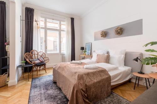 Postel nebo postele na pokoji v ubytování Style & Harmony in The Absolute Center of Budapest