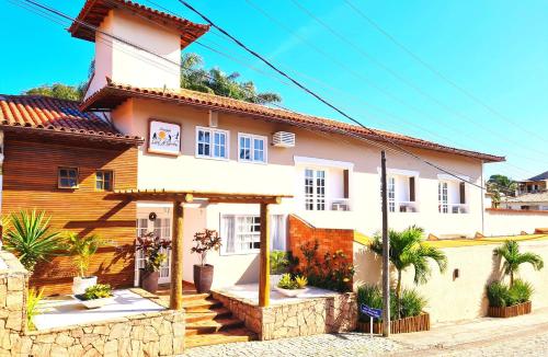 a house in the middle of a street at Pousada Solar de Geribá in Búzios