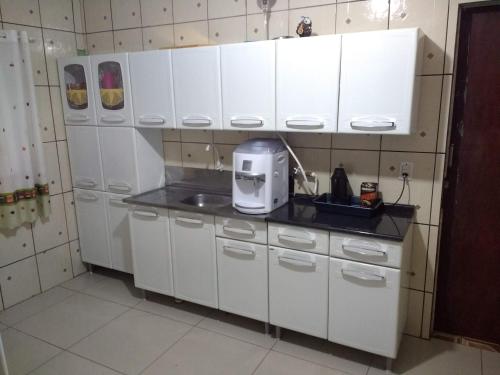 Virtuve vai virtuves zona naktsmītnē Casa Morumbi Foz do Iguaçu