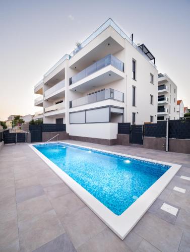Luxury apartment- balcony- private rooftop and jacuzzi- common pool