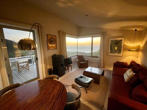 uma sala de estar com um sofá e uma mesa em Casa do Cruceiro surfing Costa da Morte em Cayón