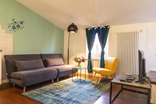 a living room with a couch and a table at Incanto b&b in Pienza