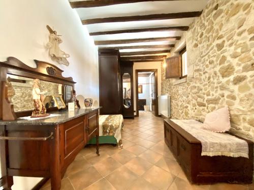 ein großes Wohnzimmer mit einer Steinmauer in der Unterkunft Baglio Giganti in Alcamo