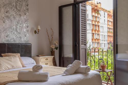 1 dormitorio con 2 camas y balcón en Bilbao Arte III by Aston Rentals en Bilbao