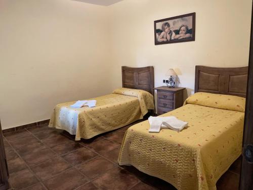 a room with two beds in a room at Apartamentos Adarve in Hornos