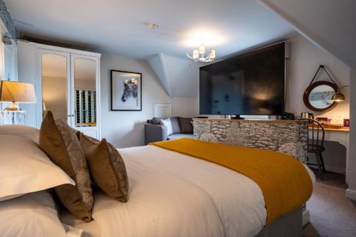 Postel nebo postele na pokoji v ubytování Stonehouse Court Hotel - A Bespoke Hotel
