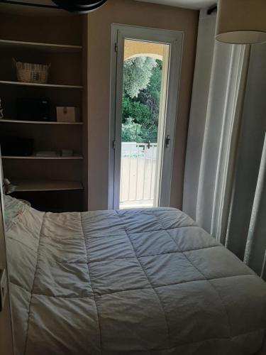 una camera da letto con un letto e una finestra di T2 nath a Bastia