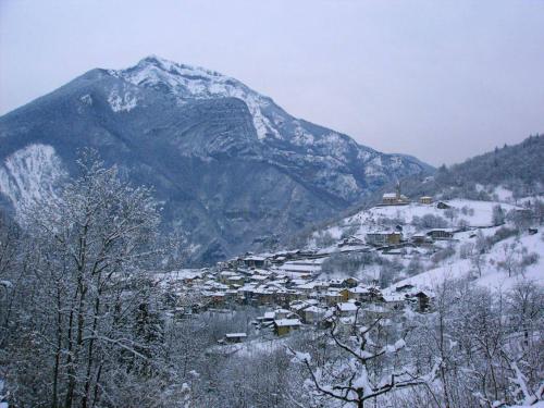 Tiny House Dolomiti saat musim dingin