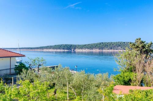 Galeriebild der Unterkunft Apartments and Rooms Bianca in Barbat na Rabu