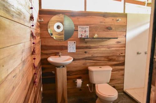 uma casa de banho em madeira com um WC e um lavatório em Calma Chicha em Santa Marta