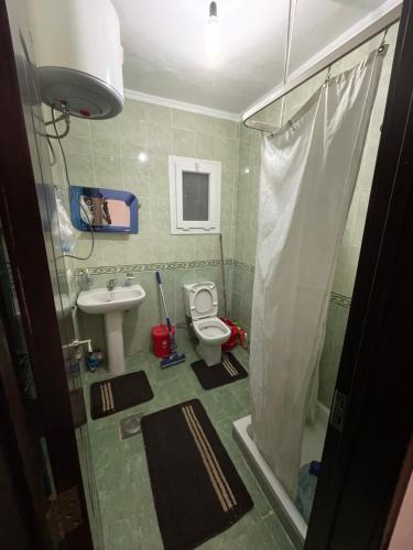 y baño con aseo y lavamanos. en 2 bedrooms Chalet at Empire resort Ain Sokhna en Ain Sokhna