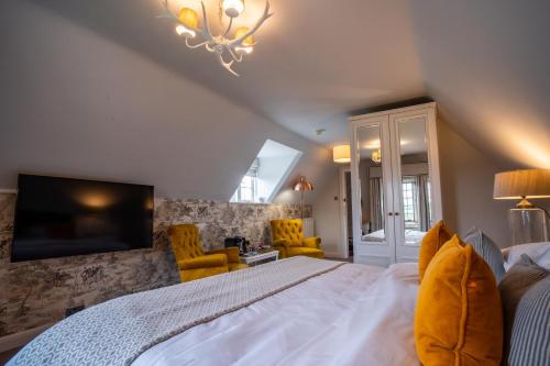 Postel nebo postele na pokoji v ubytování Stonehouse Court Hotel - A Bespoke Hotel