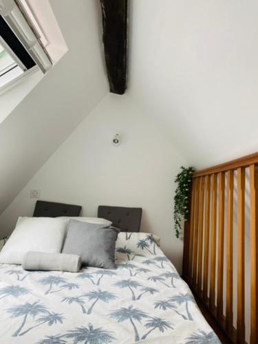 une chambre avec un lit avec des draps bleus et blancs dans l'établissement Paris Louvre, à Paris
