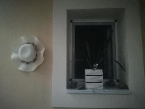 una focaccina bianca su un muro accanto a una finestra di A quiet room a Potamós