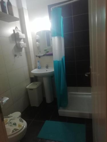 uma casa de banho com um chuveiro, um lavatório e um WC. em A quiet room em Potamós