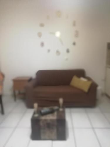 uma sala de estar com um sofá castanho e uma mesa em A quiet room em Potamós