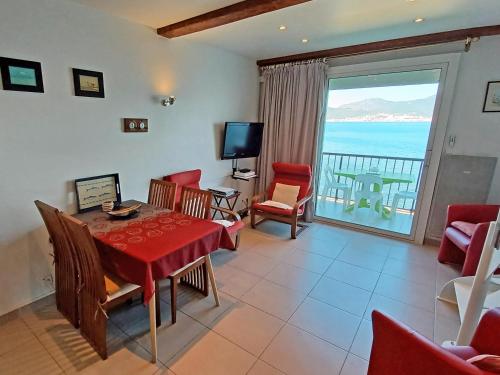 Μια τηλεόραση ή/και κέντρο ψυχαγωγίας στο Un balcon sur la mer - Duplex 60 m2 - Chambres à l'étage - Pieds dans l'eau - Accès plage sans route à traverser