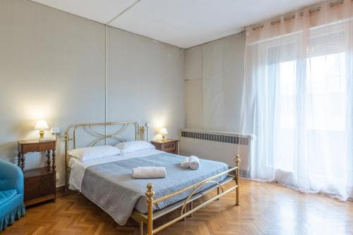 sypialnia z łóżkiem i dużym oknem w obiekcie Montebello, Bologna by Short Holidays w Bolonii