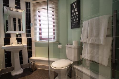 Koupelna v ubytování Stonehouse Court Hotel - A Bespoke Hotel