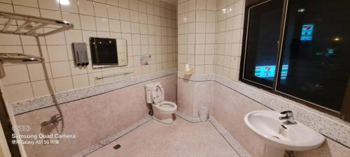 花蓮市的住宿－金桔民宿，一间带卫生间和水槽的浴室
