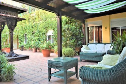 un patio con sofá y sillas en Casa con terrazas en Zaragoza