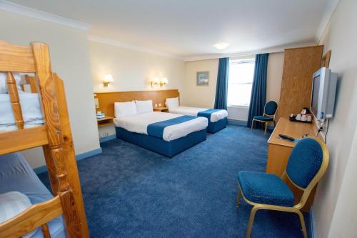 een hotelkamer met 2 bedden en een stapelbed bij TLH Carlton Hotel and Spa - TLH Leisure and Entertainment Resort in Torquay