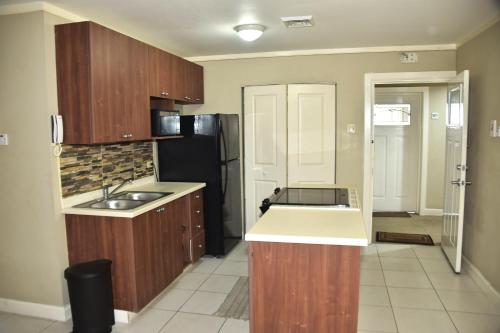 A kitchen or kitchenette at The president room 5 minutes to Devon House 6 strathairn Avenue Kingston