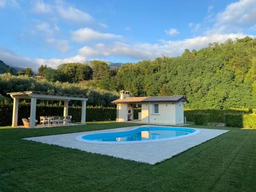 uma piscina no meio de um quintal em Villa Lena em Camaiore