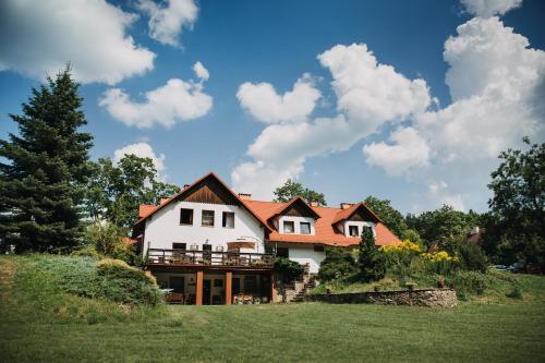 dom na wzgórzu z zielonym ogródkiem w obiekcie Gospodarstwo Gościnne Racibór w mieście Świętajno