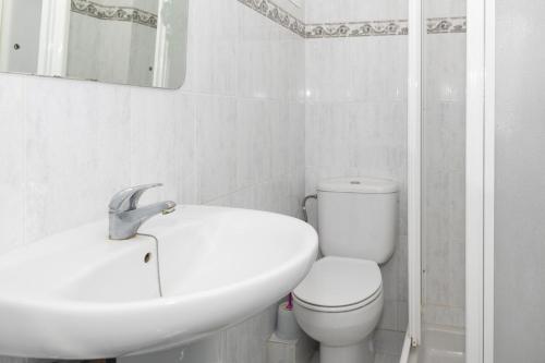 uma casa de banho branca com um lavatório e um WC em Santa Marta, I-A 7º-19 em Cullera