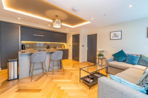 ein Wohnzimmer mit Couch und Küche in der Unterkunft Entire 2 Bed - Free Parking - No. 35 - The Cosy Collection Ltd in York