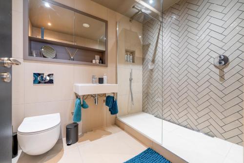 a bathroom with a shower and a toilet and a sink at Entire 2 Bed - Free Parking - No. 35 - The Cosy Collection Ltd in York