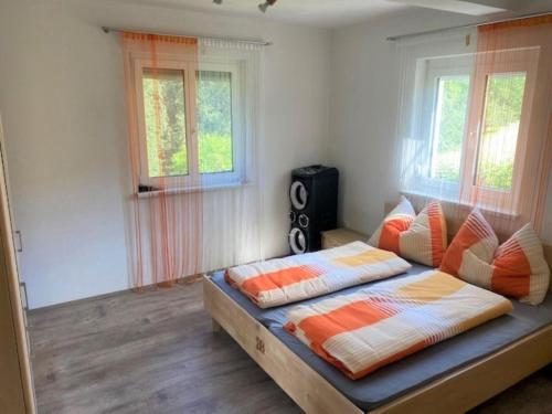 1 dormitorio con 1 cama con 2 almohadas en Apartment Erna, en Paldau