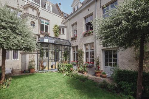 an exterior view of a house with a yard at Flora in Antwerp