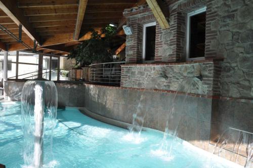 - une piscine avec cascade dans un complexe dans l'établissement Studio Montagne Cerdagne à SAILLAGOUSE, à Saillagouse