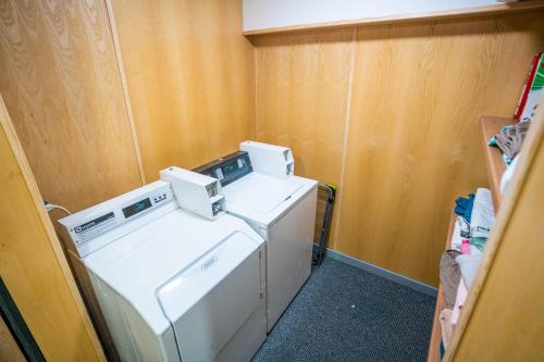 un pequeño lavadero con lavadora y secadora en Apartment Chinatown 306, en Newcastle
