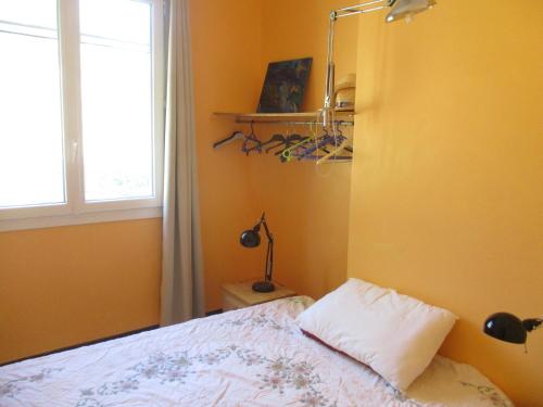 1 dormitorio con cama y ventana en Mazet pleine nature en Mouriès