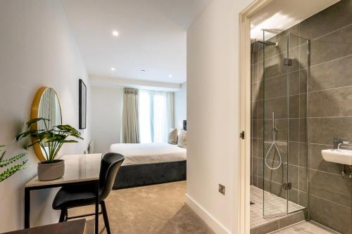 een badkamer met een douche en een slaapkamer met een bed bij Apartment 212 @ Ryedale House in York