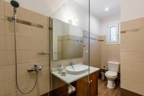 Ένα μπάνιο στο VILLA IFIGENEIA SKOPELOS με πισίνα και υπέροχη θέα