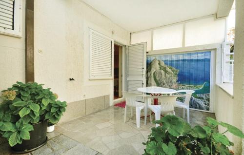 een terras met een tafel en stoelen op een balkon bij Apartment Mate in Omiš