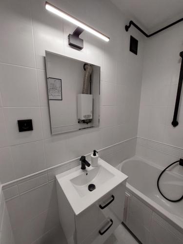 Like at Home في جورزو فيلكوبولسكي: حمام أبيض مع حوض وحوض استحمام