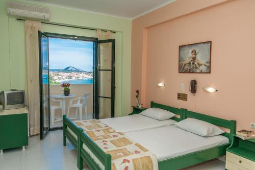 Postel nebo postele na pokoji v ubytování Bozikis Palace Hotel