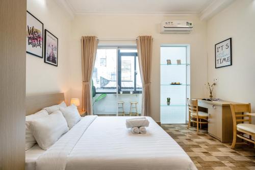 um quarto com uma cama com um bicho de peluche em We Home Ben Thanh em Ho Chi Minh