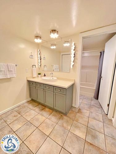 Centrally Located Chic Collingwood Condo – Photos 2