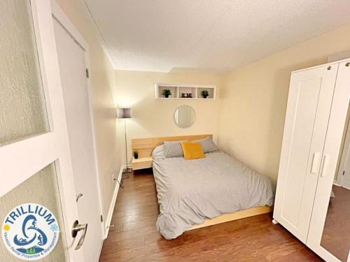 Centrally Located Chic Collingwood Condo – Photos 3