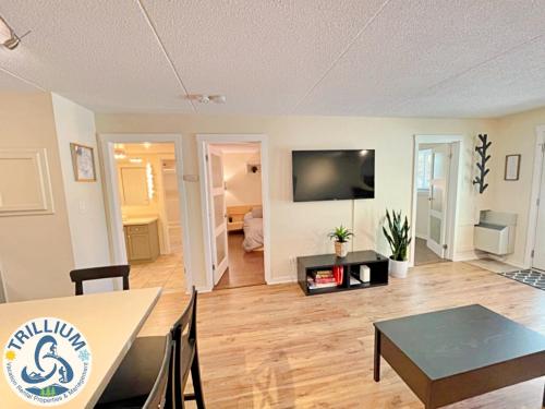 Centrally Located Chic Collingwood Condo – Photos 4