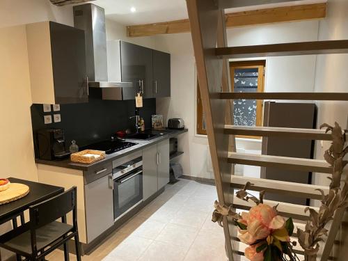 Il comprend une petite cuisine équipée d'une cuisinière et d'un évier. dans l'établissement Location de vacances Rians haut Var, à Rians