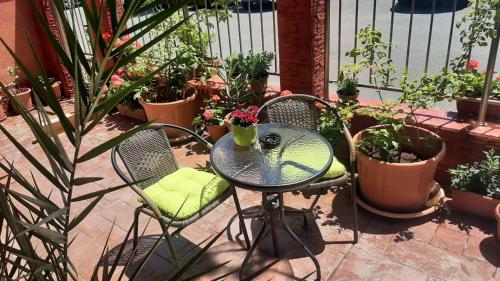 una mesa y sillas con plantas en un patio en Adri Guest House, en Nesebar