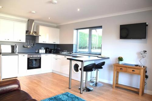 Virtuve vai virtuves zona naktsmītnē Rammal Lodge - Entire home, self catering apartment in Inverness